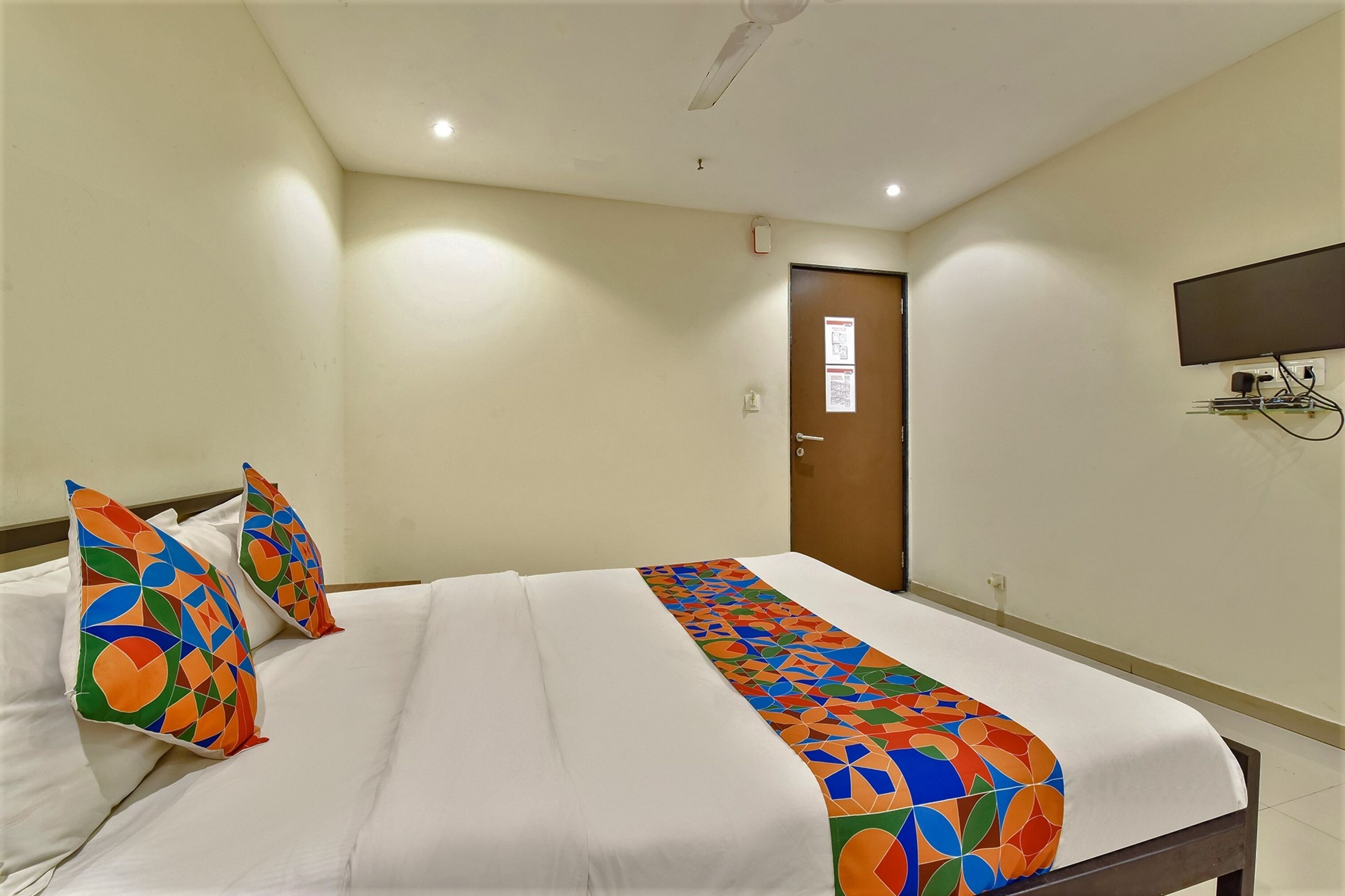 egyptian cotton sheets, premium bedding, desk, free wifi