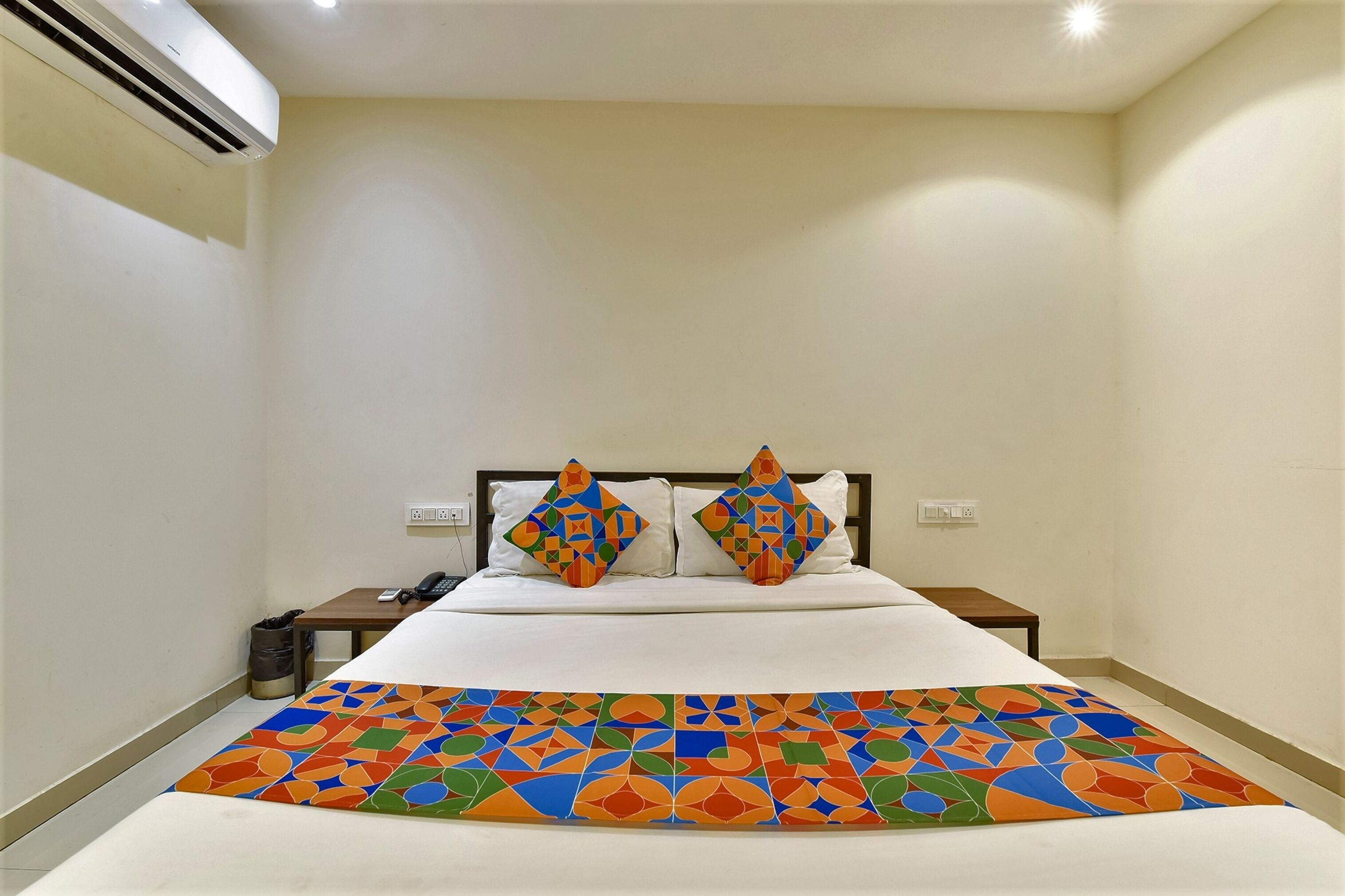 deluxe room | egyptian cotton sheets, premium bedding, desk, free wifi