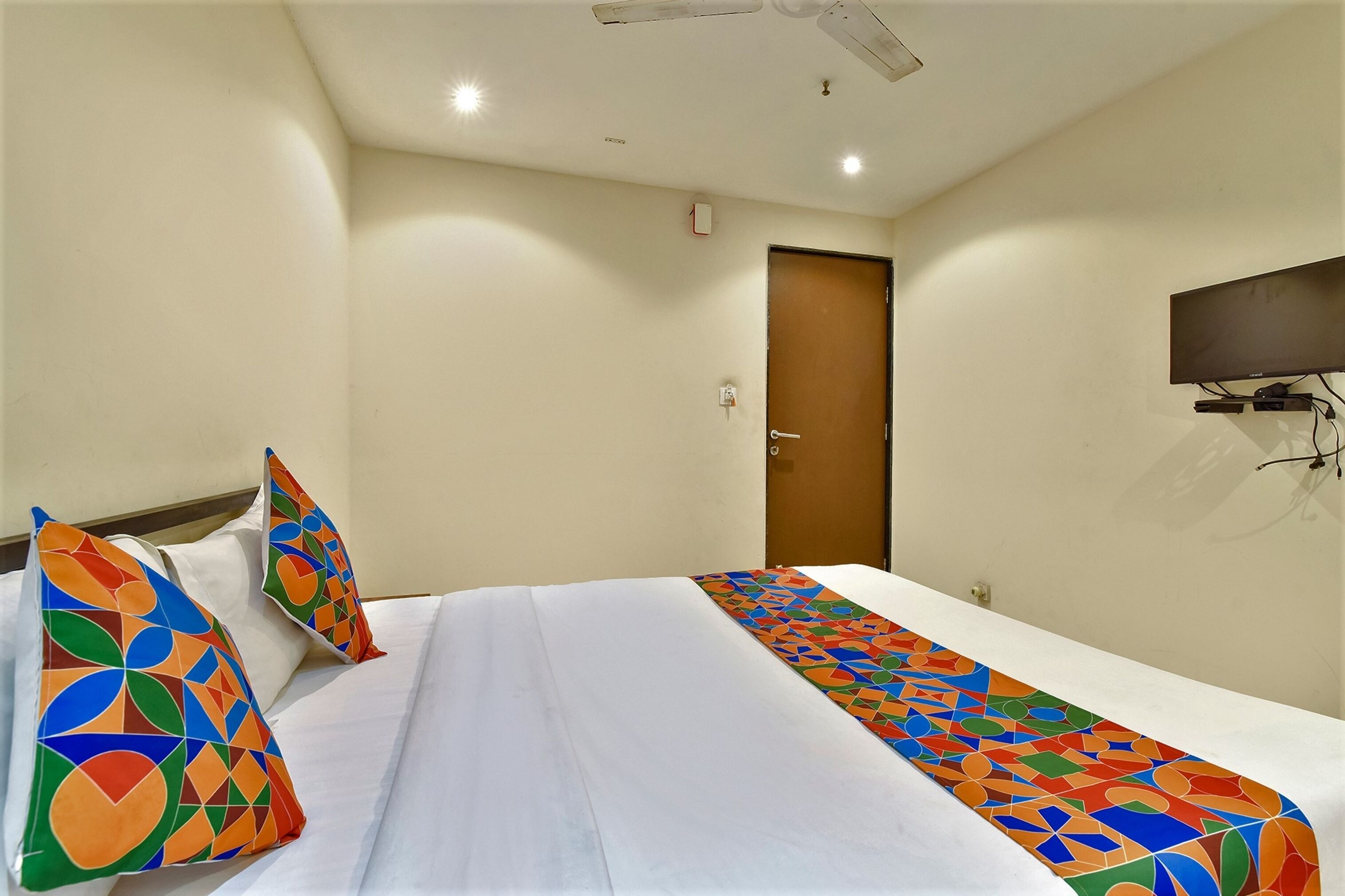 egyptian cotton sheets, premium bedding, desk, free wifi