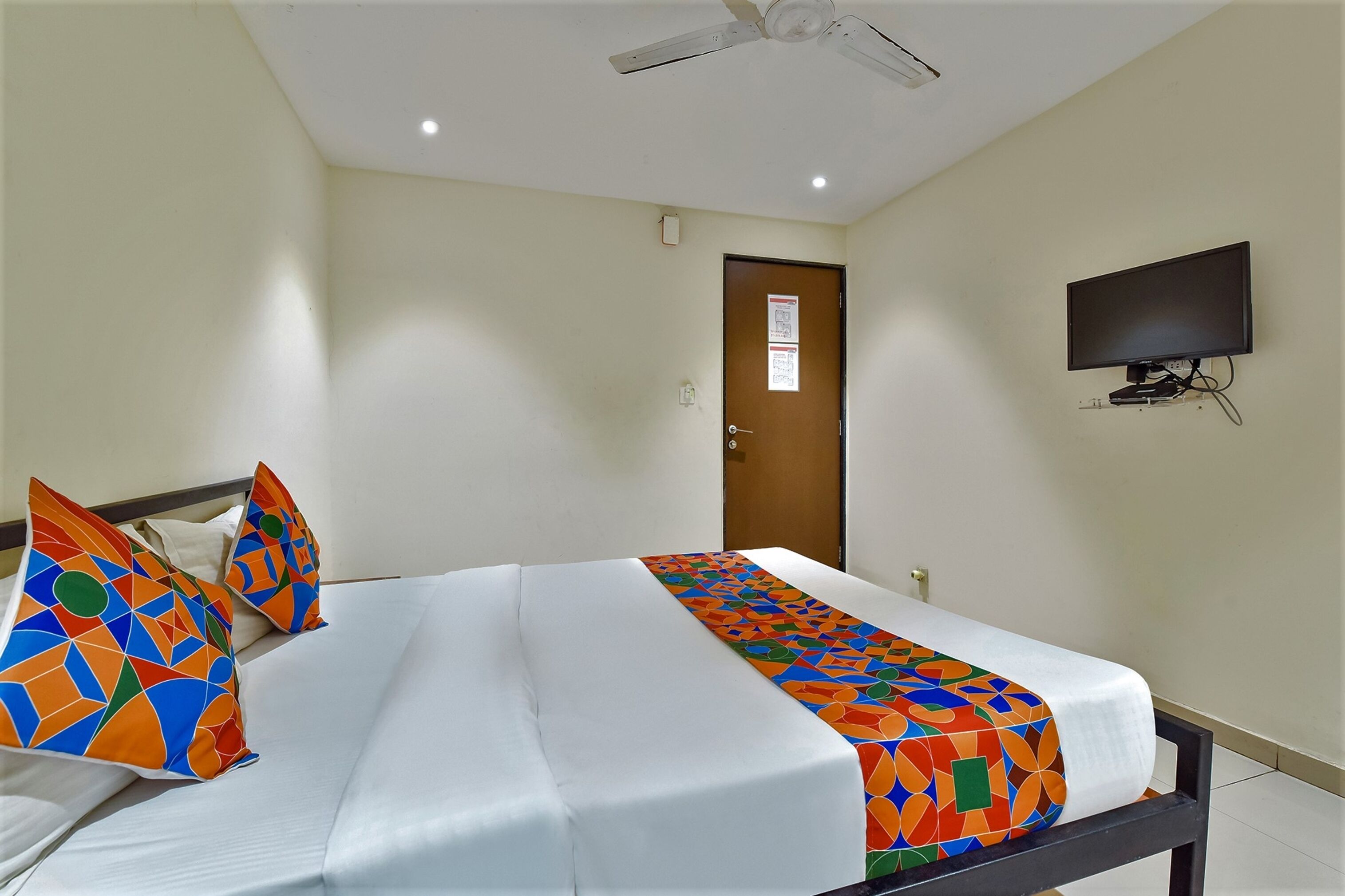 egyptian cotton sheets, premium bedding, desk, free wifi