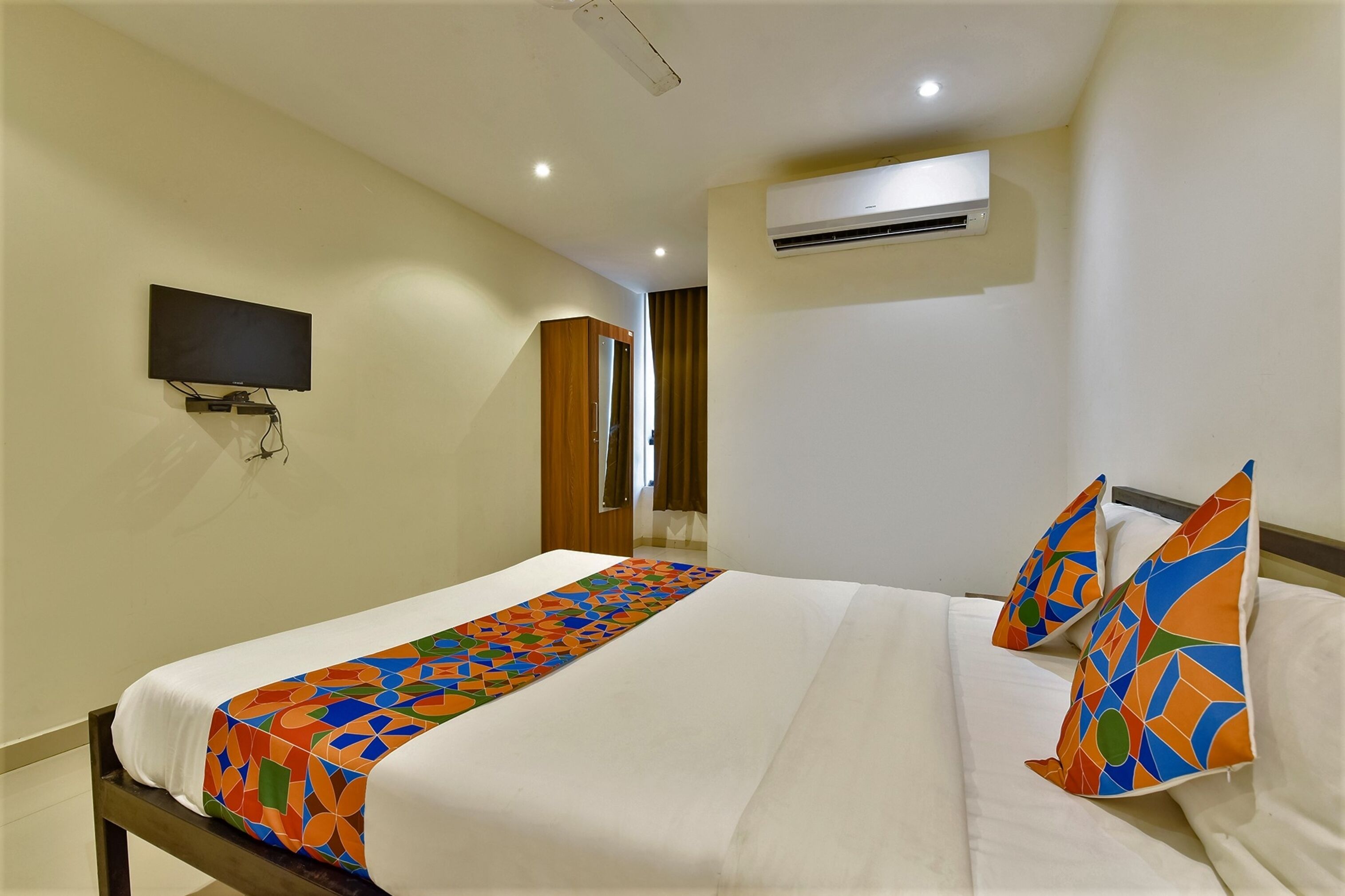 egyptian cotton sheets, premium bedding, desk, free wifi