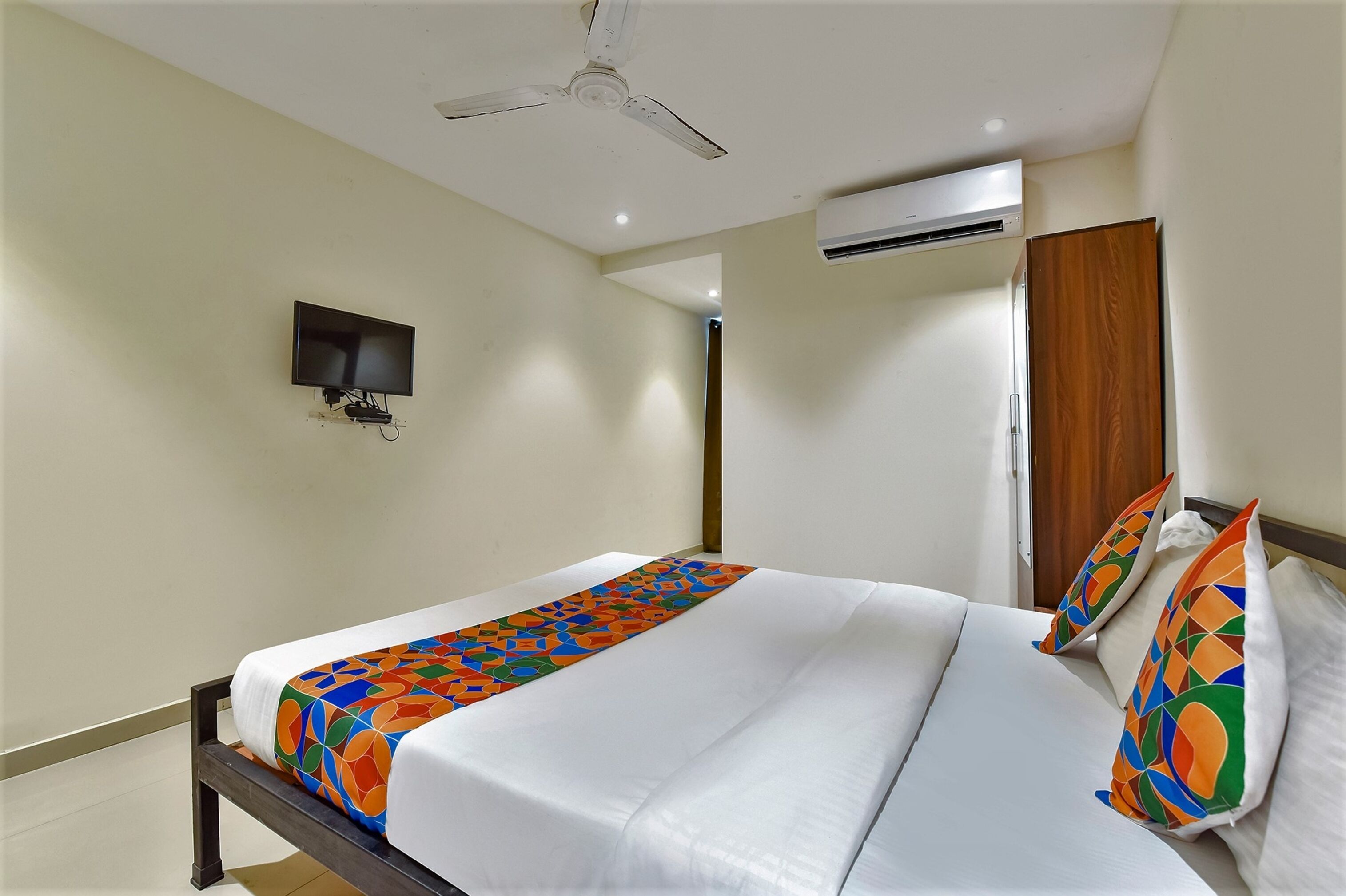 egyptian cotton sheets, premium bedding, desk, free wifi