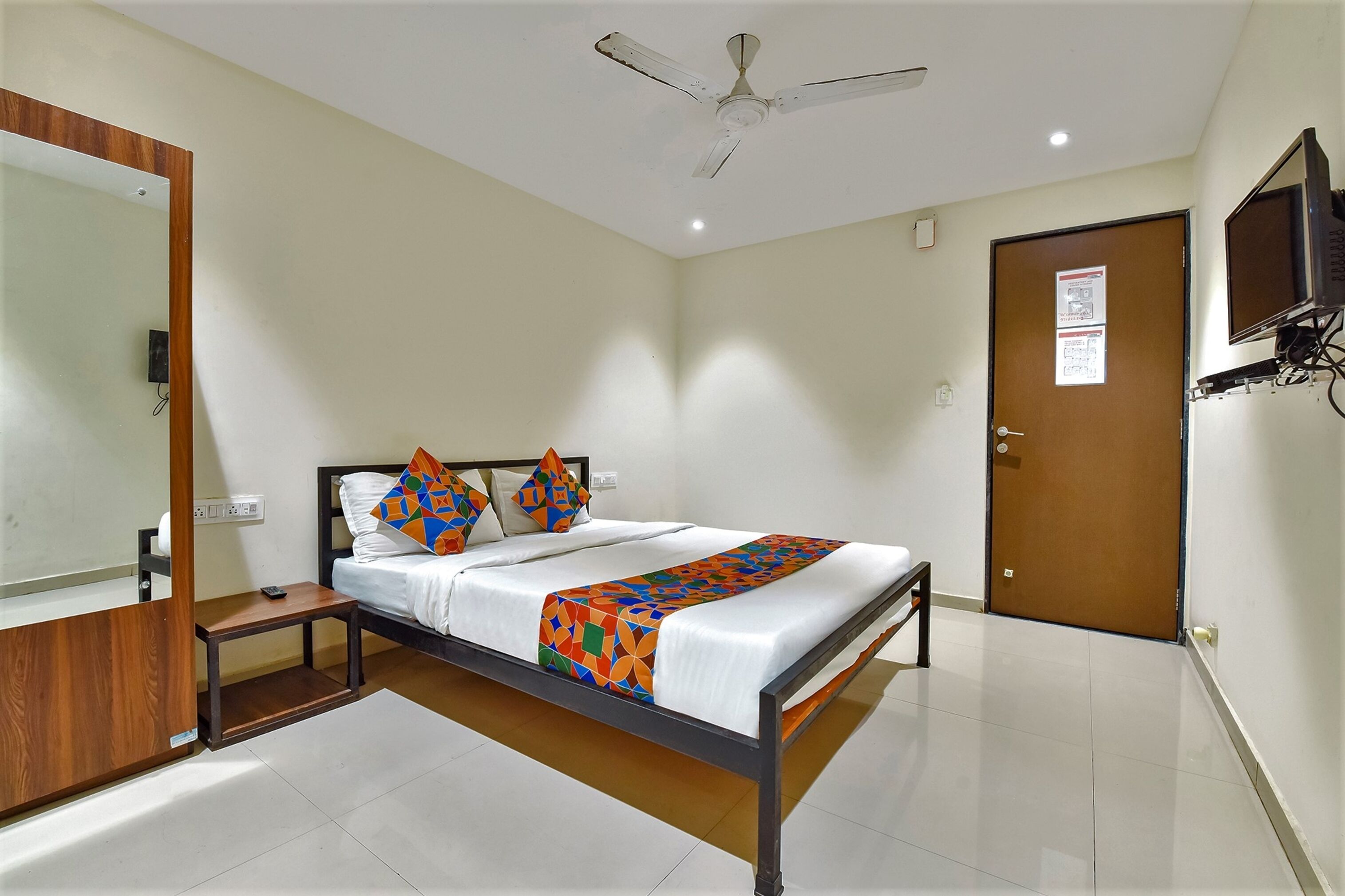 egyptian cotton sheets, premium bedding, desk, free wifi