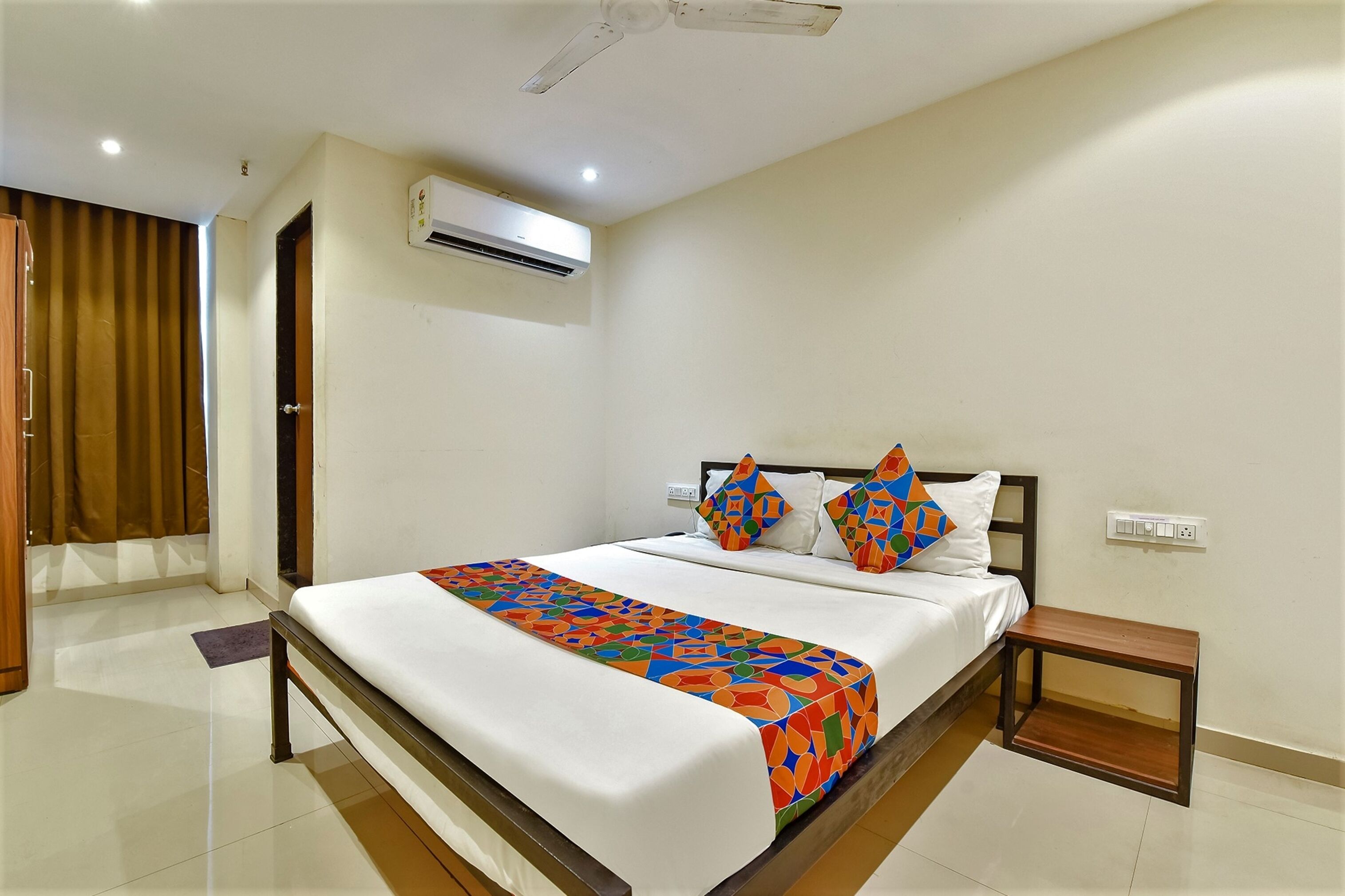 deluxe room | egyptian cotton sheets, premium bedding, desk, free wifi