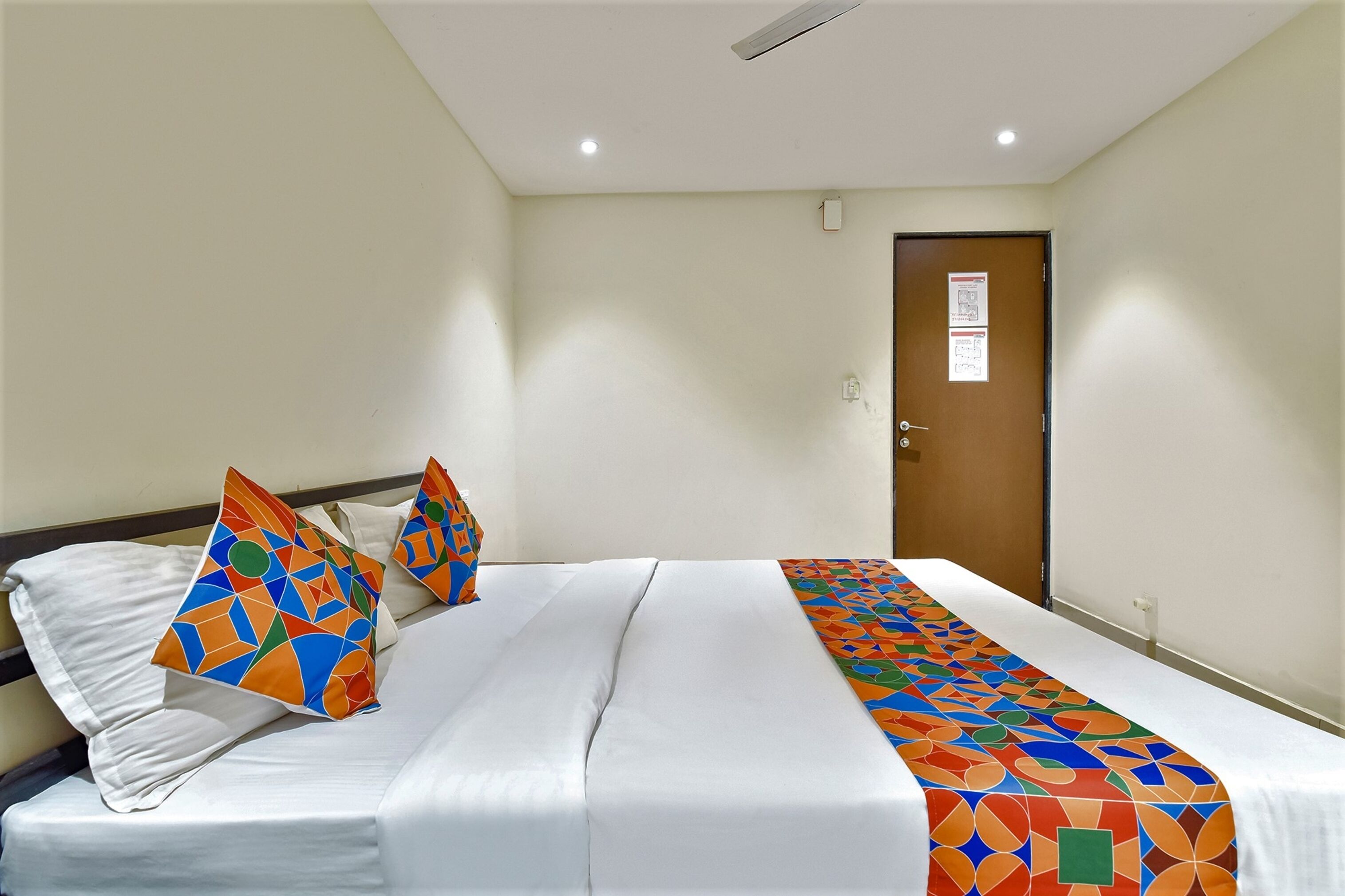 egyptian cotton sheets, premium bedding, desk, free wifi