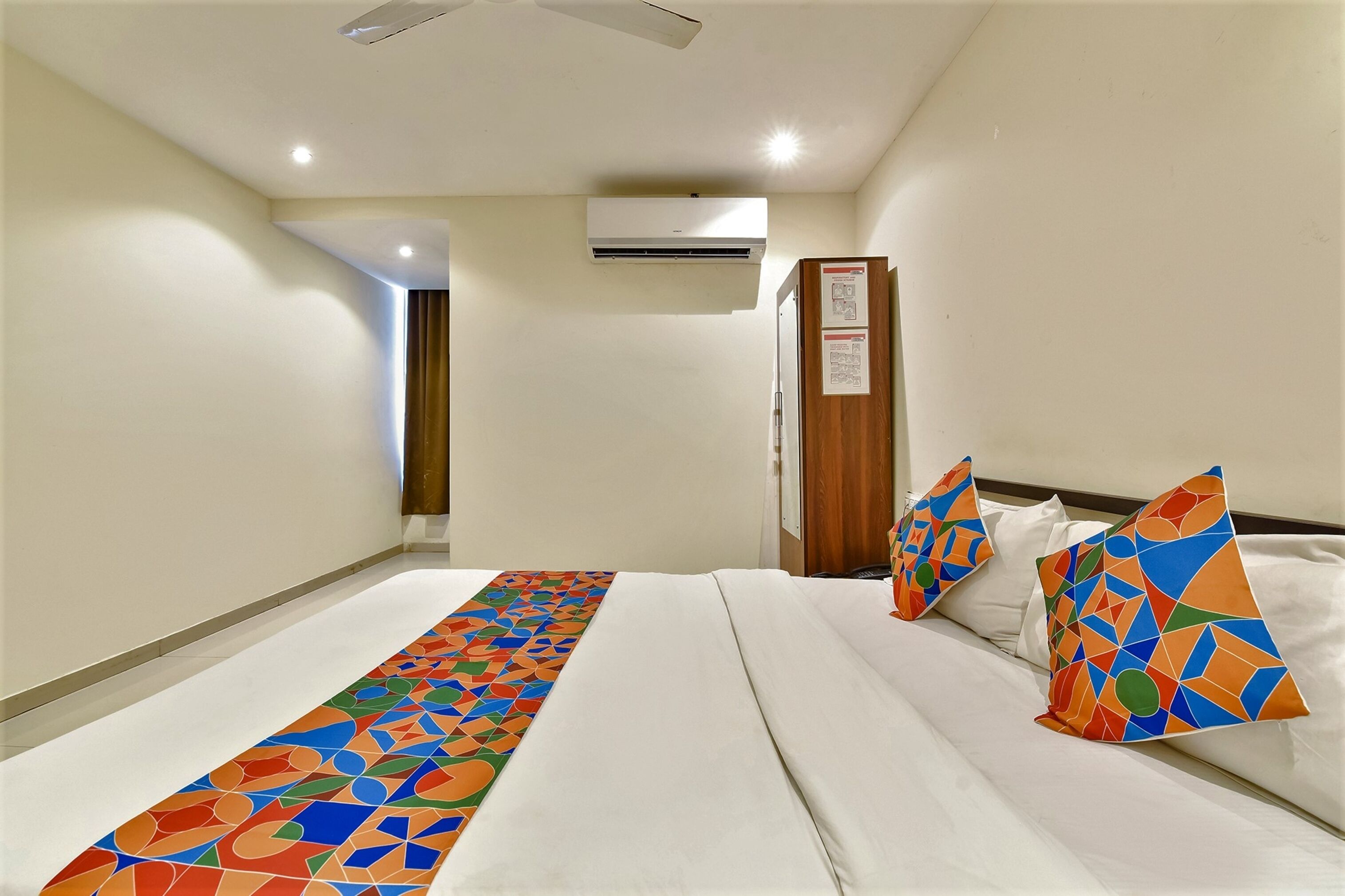 egyptian cotton sheets, premium bedding, desk, free wifi