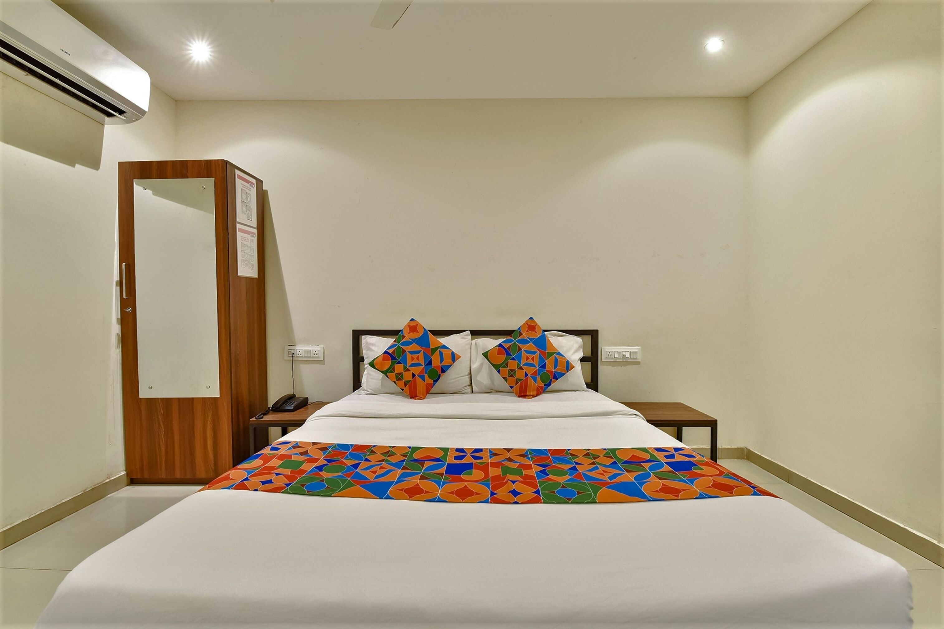 egyptian cotton sheets, premium bedding, desk, free wifi