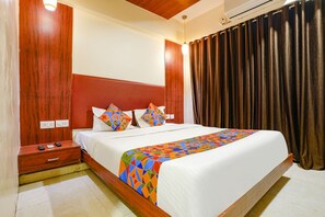 Egyptian cotton sheets, premium bedding, desk, free WiFi - Fabhotel D69 Residency (Mumbai)