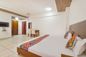 Egyptian cotton sheets, premium bedding, desk, free WiFi - Fabhotel Gl Residency (Ahmedabad)