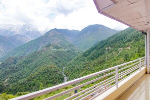 A balcony with a view of a mountainous landscape. - Fabhotel The Eden (Dharamshala)