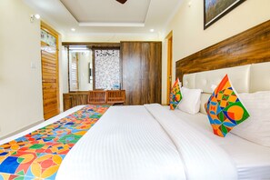 Egyptian cotton sheets, premium bedding, desk, soundproofing - Fabhotel The Eden (Dharamshala)