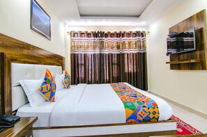 Egyptian cotton sheets, premium bedding, desk, soundproofing - Fabhotel The Eden (Dharamshala)