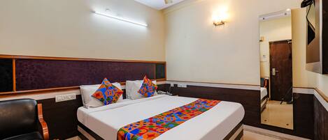 Egyptian cotton sheets, premium bedding, desk, free WiFi