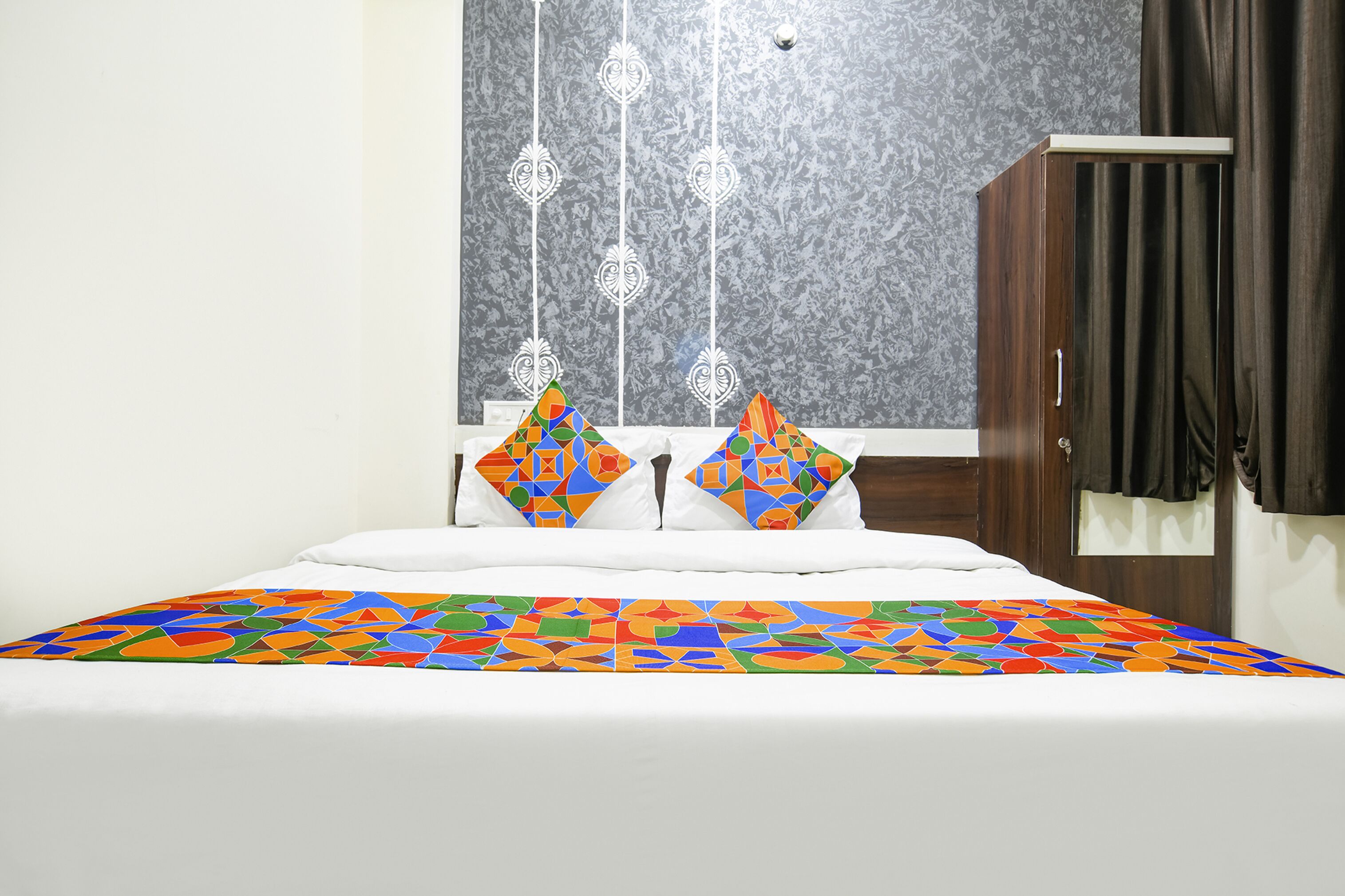 egyptian cotton sheets, premium bedding, desk, free wifi