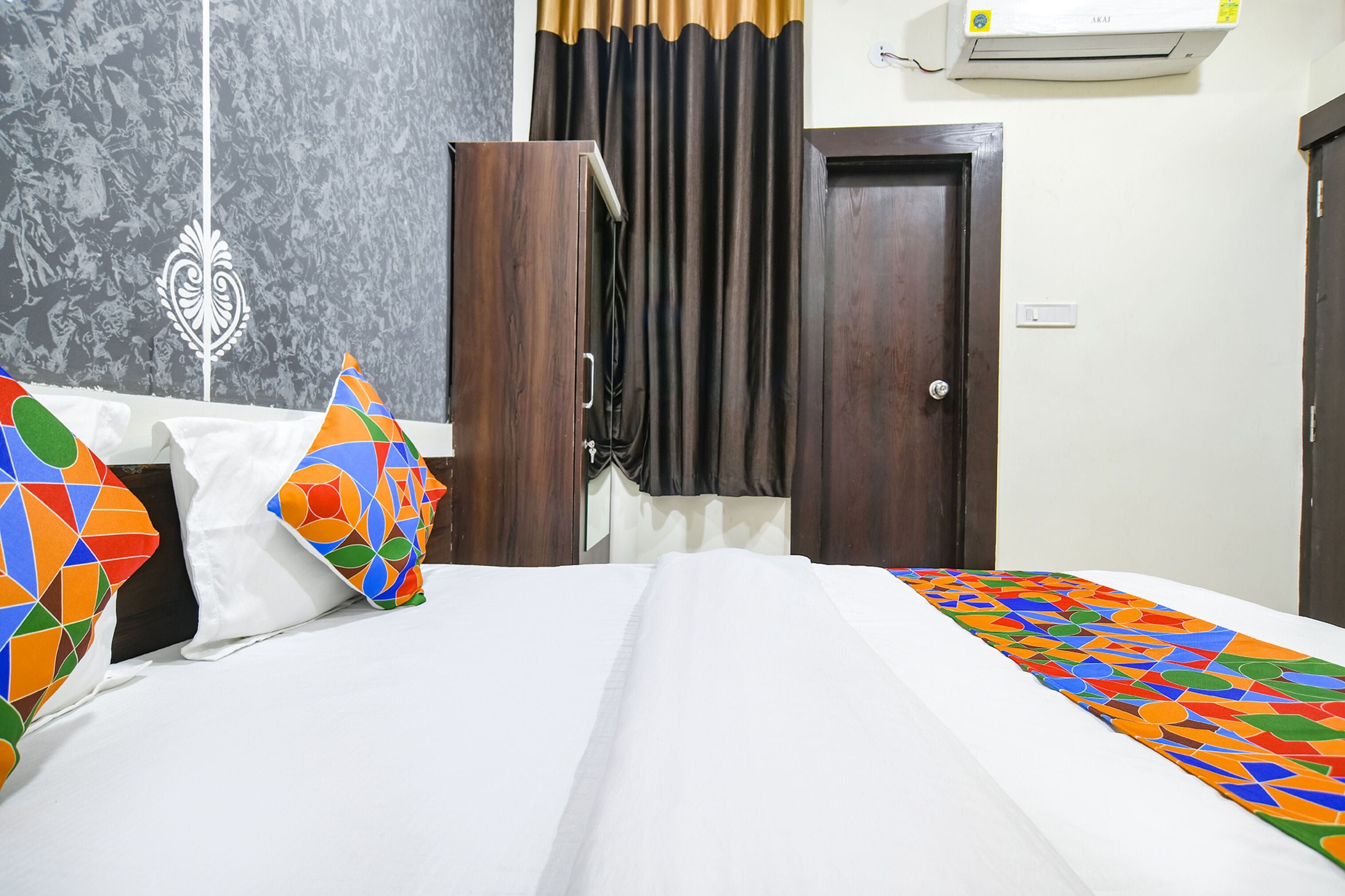 egyptian cotton sheets, premium bedding, desk, free wifi