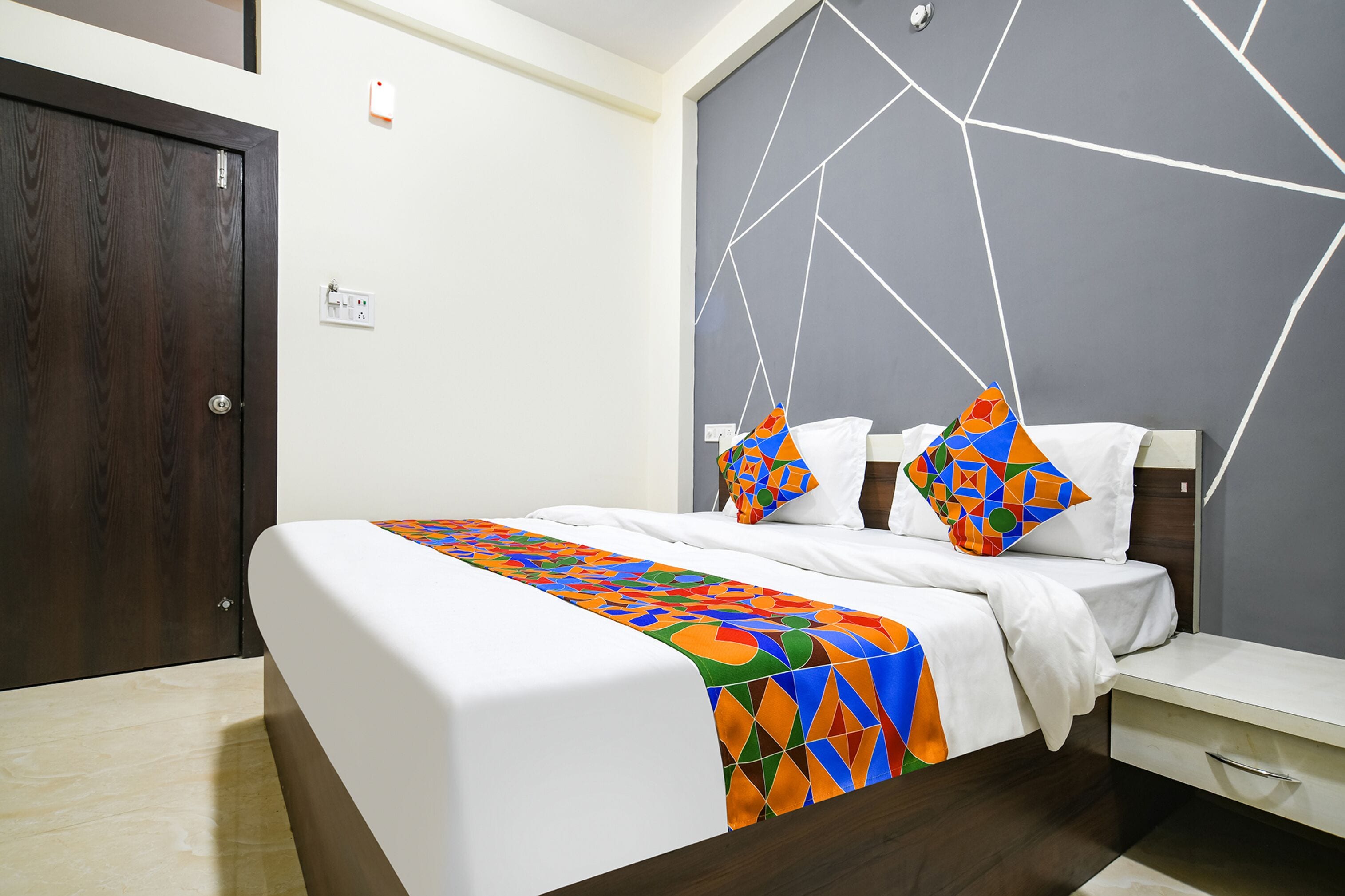 deluxe room | egyptian cotton sheets, premium bedding, desk, free wifi