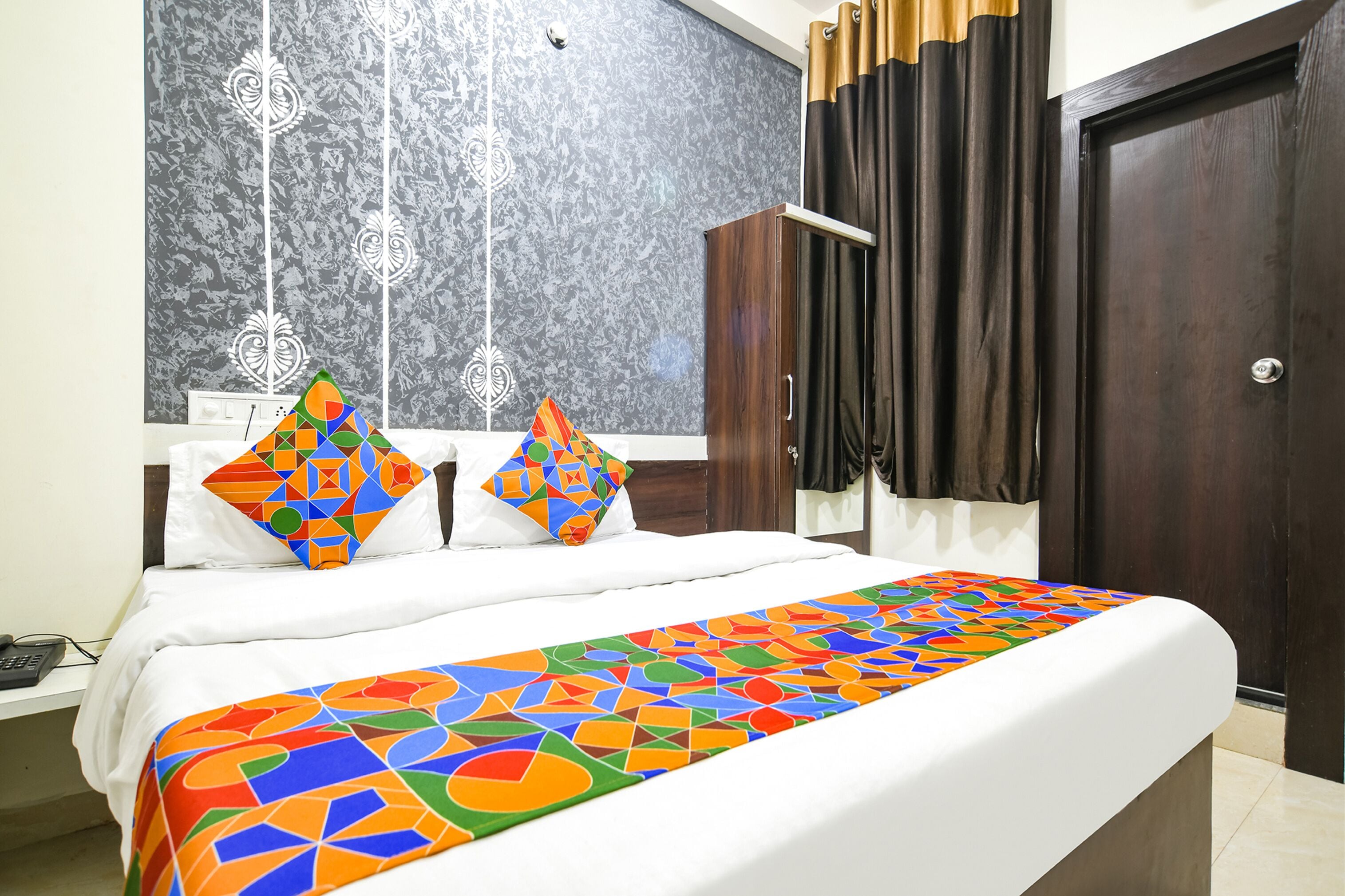 egyptian cotton sheets, premium bedding, desk, free wifi