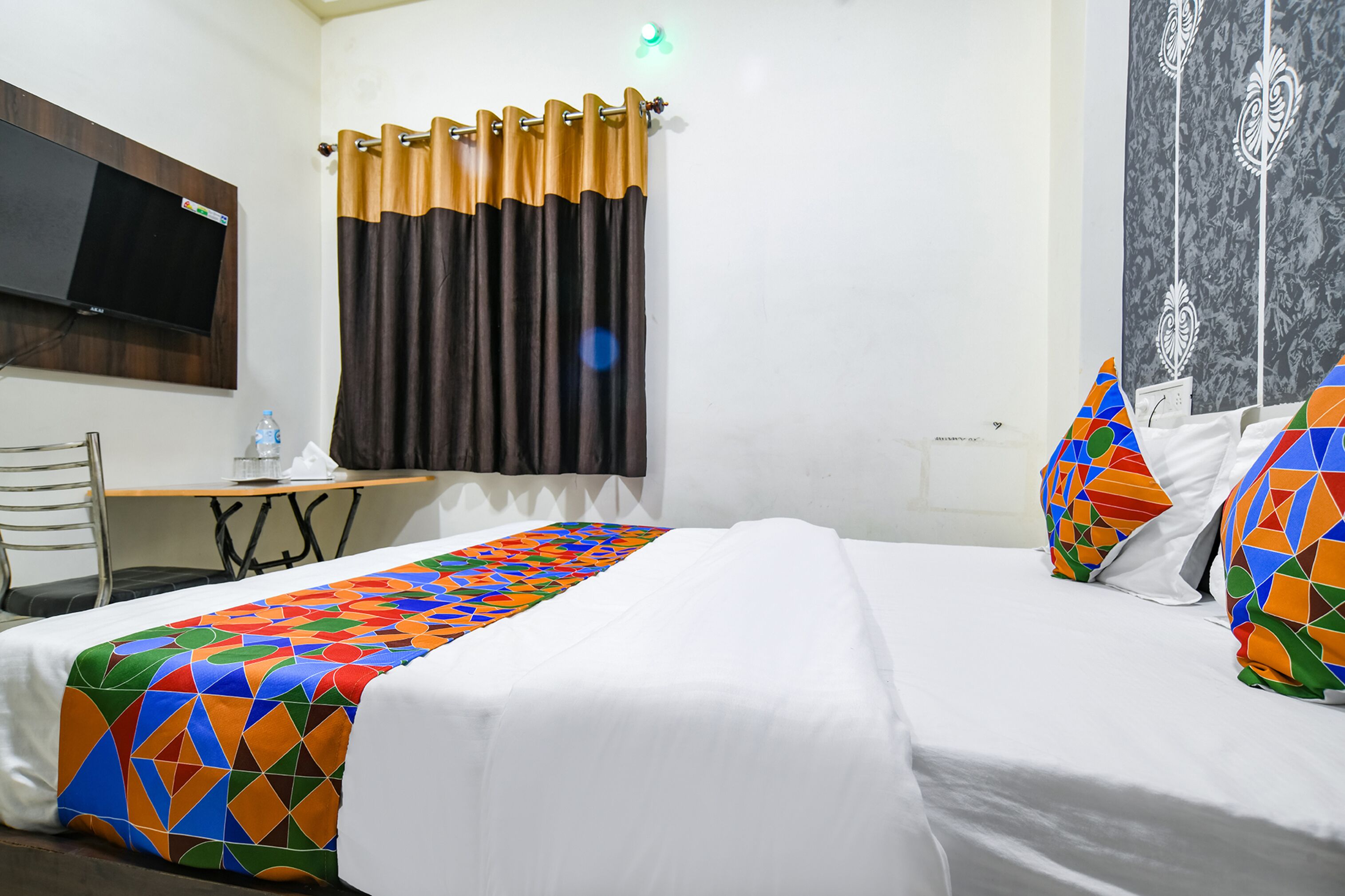 egyptian cotton sheets, premium bedding, desk, free wifi