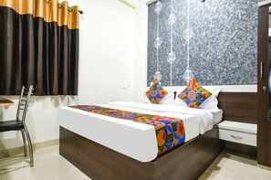 1 bedroom, Egyptian cotton sheets, premium bedding, desk
