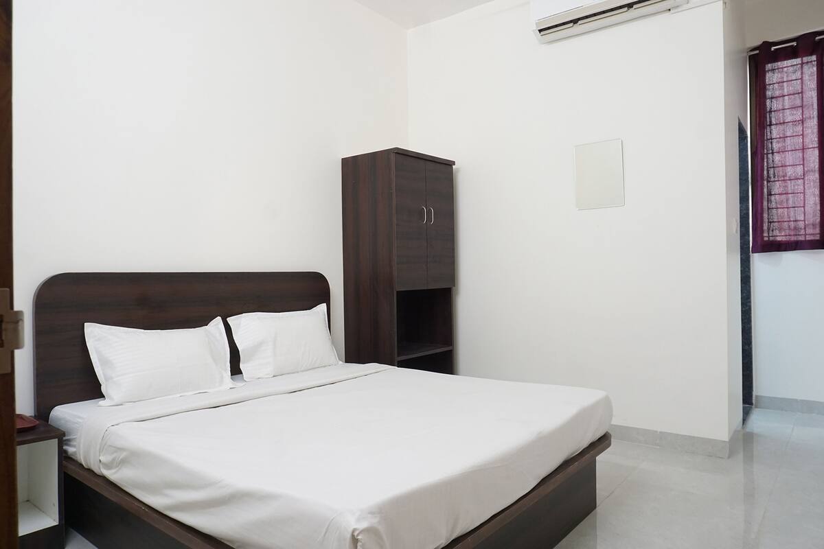 Deluxe Room | Egyptian cotton sheets, premium bedding, in-room safe, desk