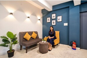 Lobby sitting area - FabHotel Silver Key kalighat (Kolkata)