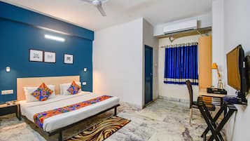 Egyptian cotton sheets, premium bedding, in-room safe, desk