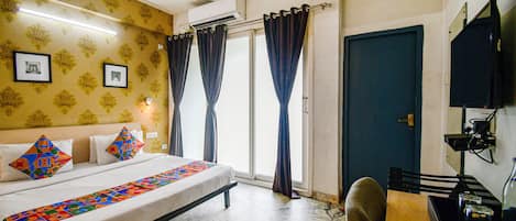 Egyptian cotton sheets, premium bedding, in-room safe, desk