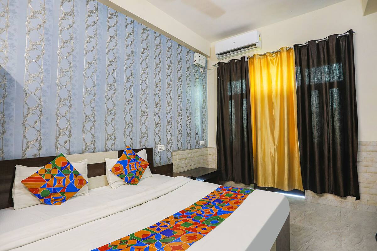 Deluxe Room | Egyptian cotton sheets, premium bedding, in-room safe, desk