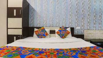 Deluxe Room | Egyptian cotton sheets, premium bedding, in-room safe, desk