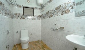 Shower, hydromassage showerhead, free toiletries, towels