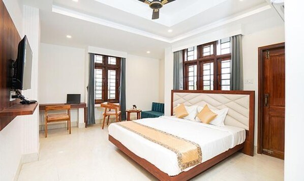 Egyptian cotton sheets, premium bedding, in-room safe, desk