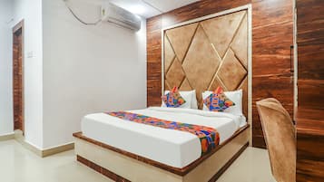 Egyptian cotton sheets, premium bedding, in-room safe, desk