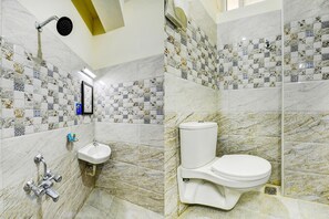 Deluxe Room | Bathroom | Shower, rainfall showerhead, free toiletries, towels