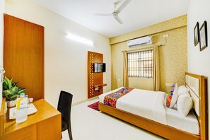 Egyptian cotton sheets, premium bedding, in-room safe, desk