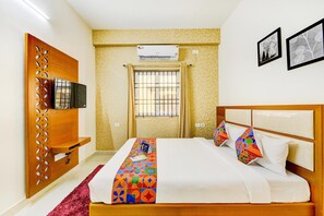 Deluxe Room | Egyptian cotton sheets, premium bedding, in-room safe, desk