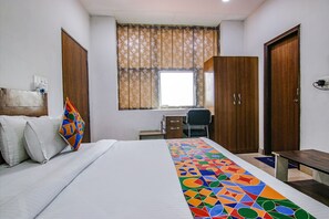 Egyptian cotton sheets, premium bedding, in-room safe, desk - Fabhotel The Orient (Haridwar)