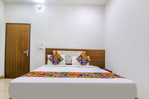 Egyptian cotton sheets, premium bedding, in-room safe, desk - Fabhotel The Orient (Haridwar)