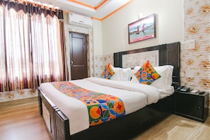 Egyptian cotton sheets, premium bedding, in-room safe, desk