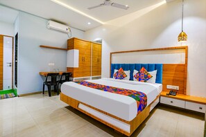Egyptian cotton sheets, premium bedding, in-room safe, desk - Fabhotel Kesar Inn (Pune)