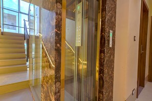 Lobby - Fabhotel Benchmark (Indore)