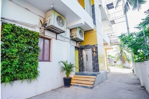 Property entrance - FabHotel Aishwarya Inn (Chennai)