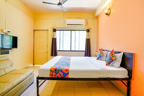 ملاءات من القطن المصري وأغطية فراش متميزة وخزنة داخل الغرفة ومكتب