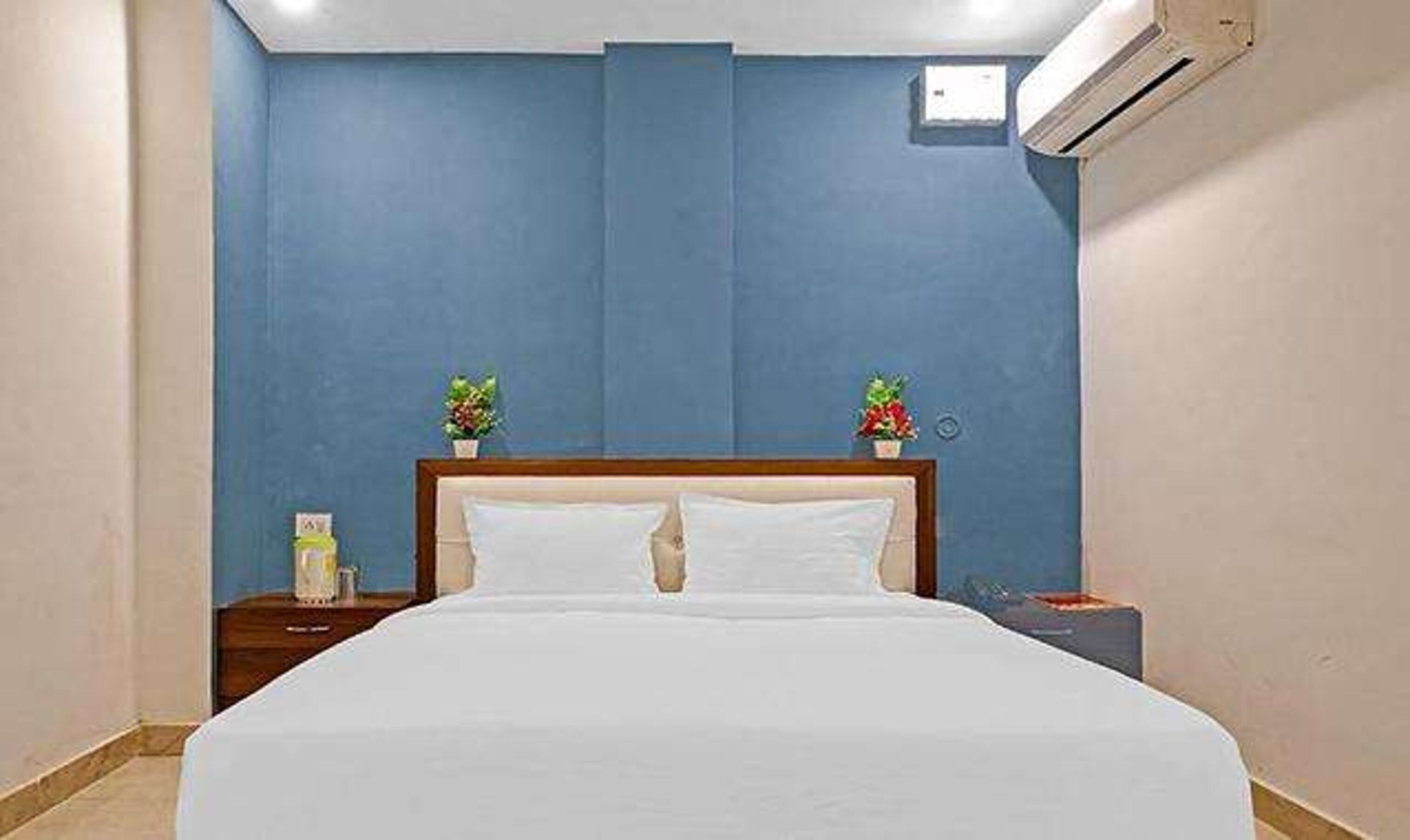 Egyptian cotton sheets, premium bedding, in-room safe, desk