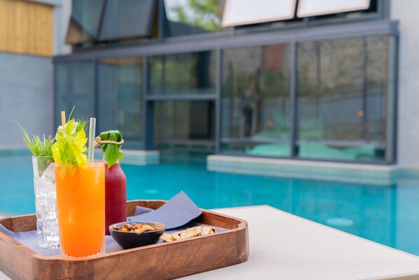 Innenpool, Außenpool (je nach Saison geöffnet)