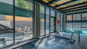 Indoor spa tub