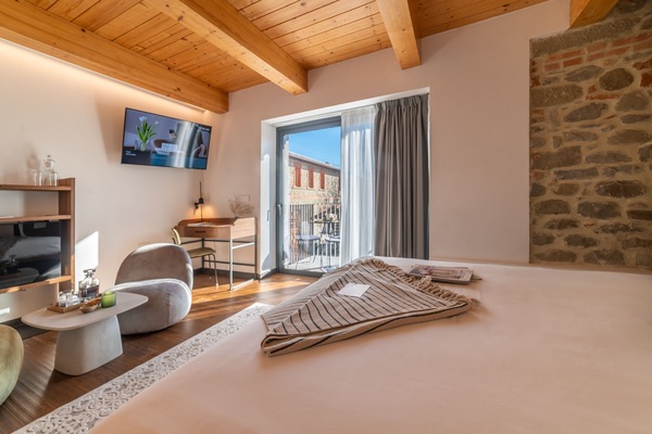 Habitación Deluxe, 1 cama King size, balcón | Baño | Regadera, regadera tipo lluvia, amenidades de baño de diseñador