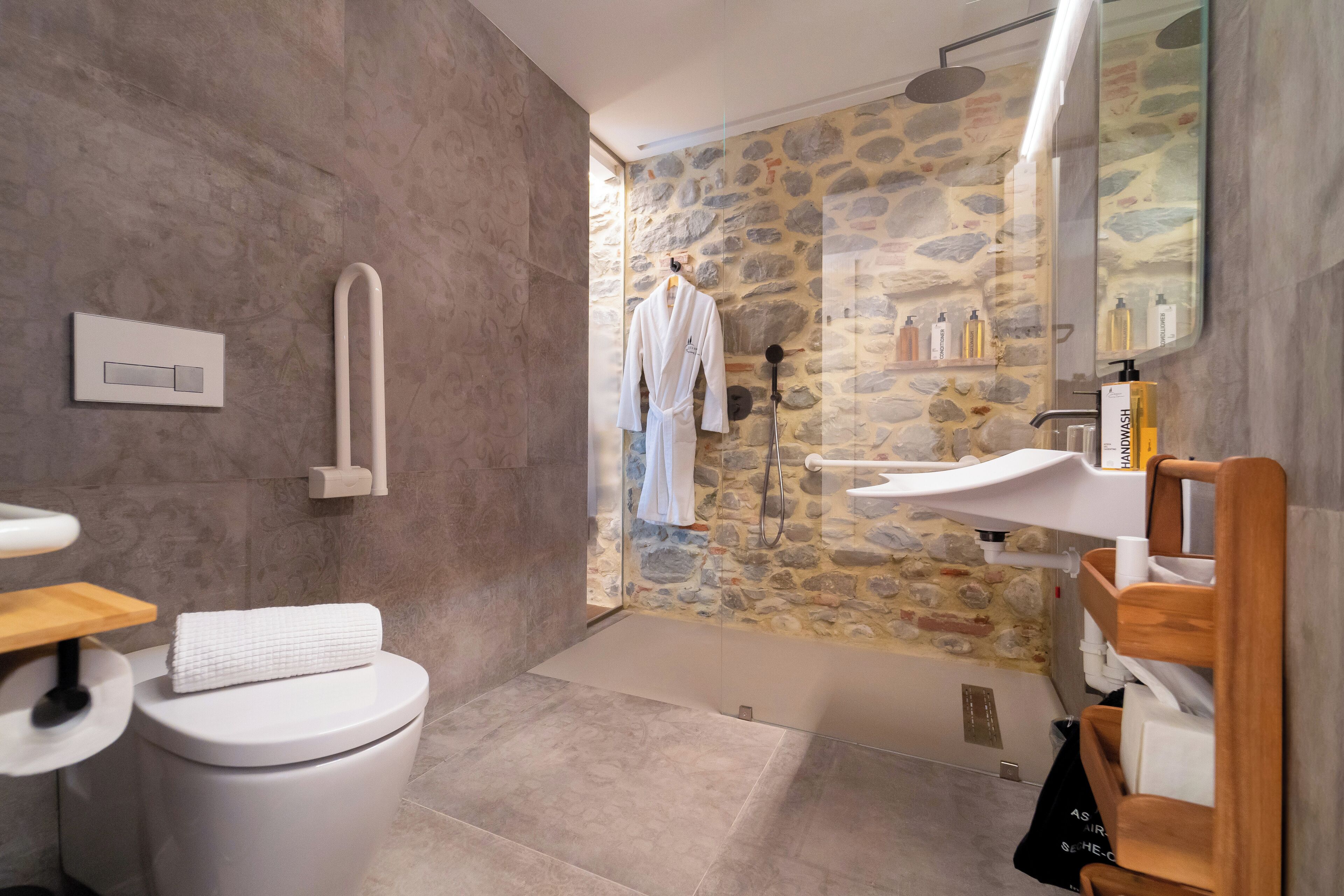 Deluxe Room, Balcony | Bathroom | Shower, rainfall showerhead, designer toiletries, hair dryer