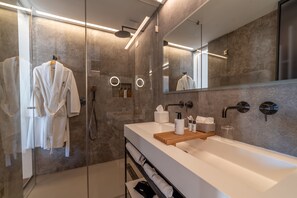 Deluxe-værelse - 1 kingsize-seng - balkon | Badeværelse | Bruser, brusehoved med spredningseffekt, designertoiletartikler