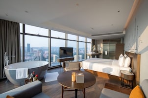 Kamar Premier | Selimut bulu angsa, minibar gratis, brankas, dan meja kerja