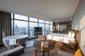 Premier Room | Down comforters, free minibar, in-room safe, desk